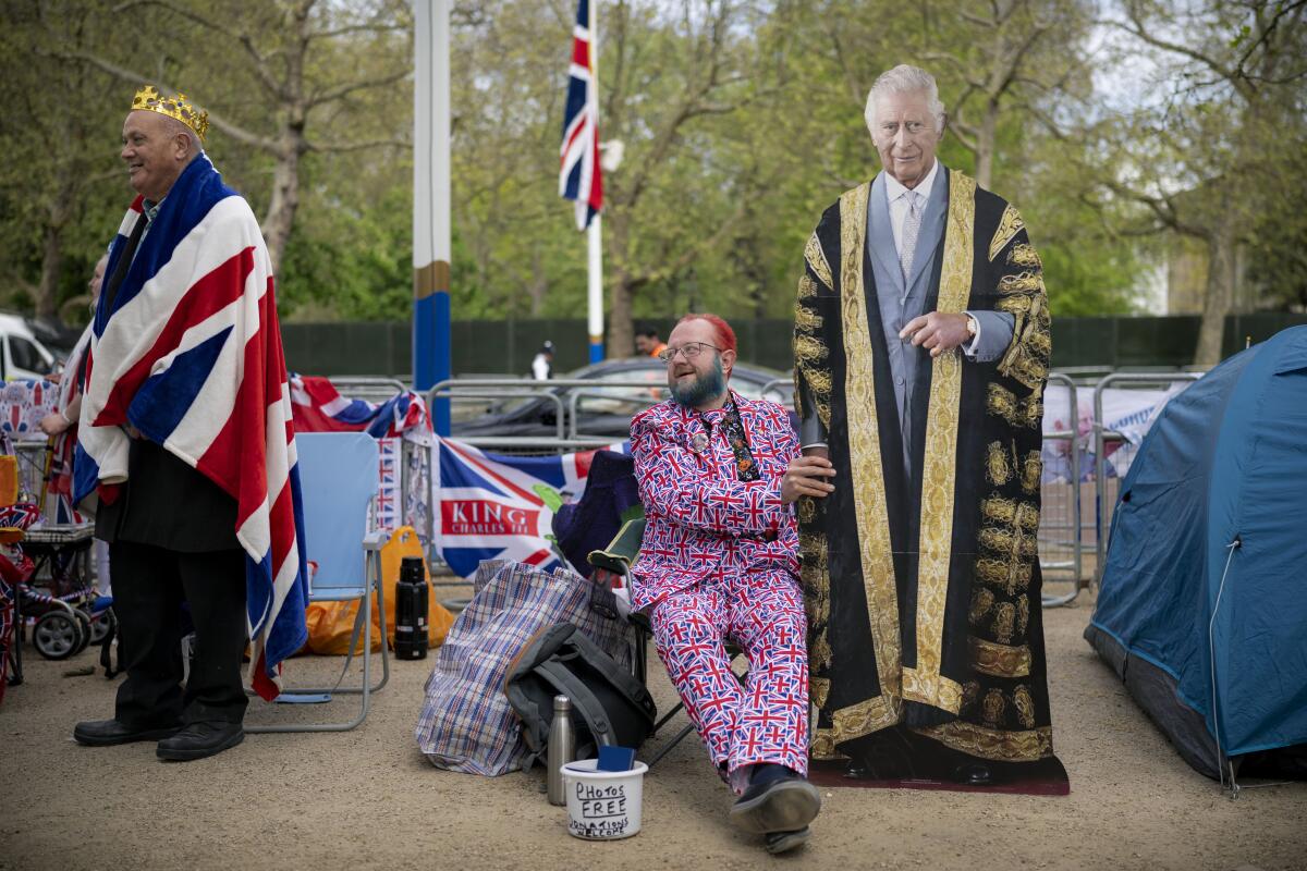 Entusiastas de la familia real británica acampan el jueves 4 de mayo de 2023 en la ruta de la procesión