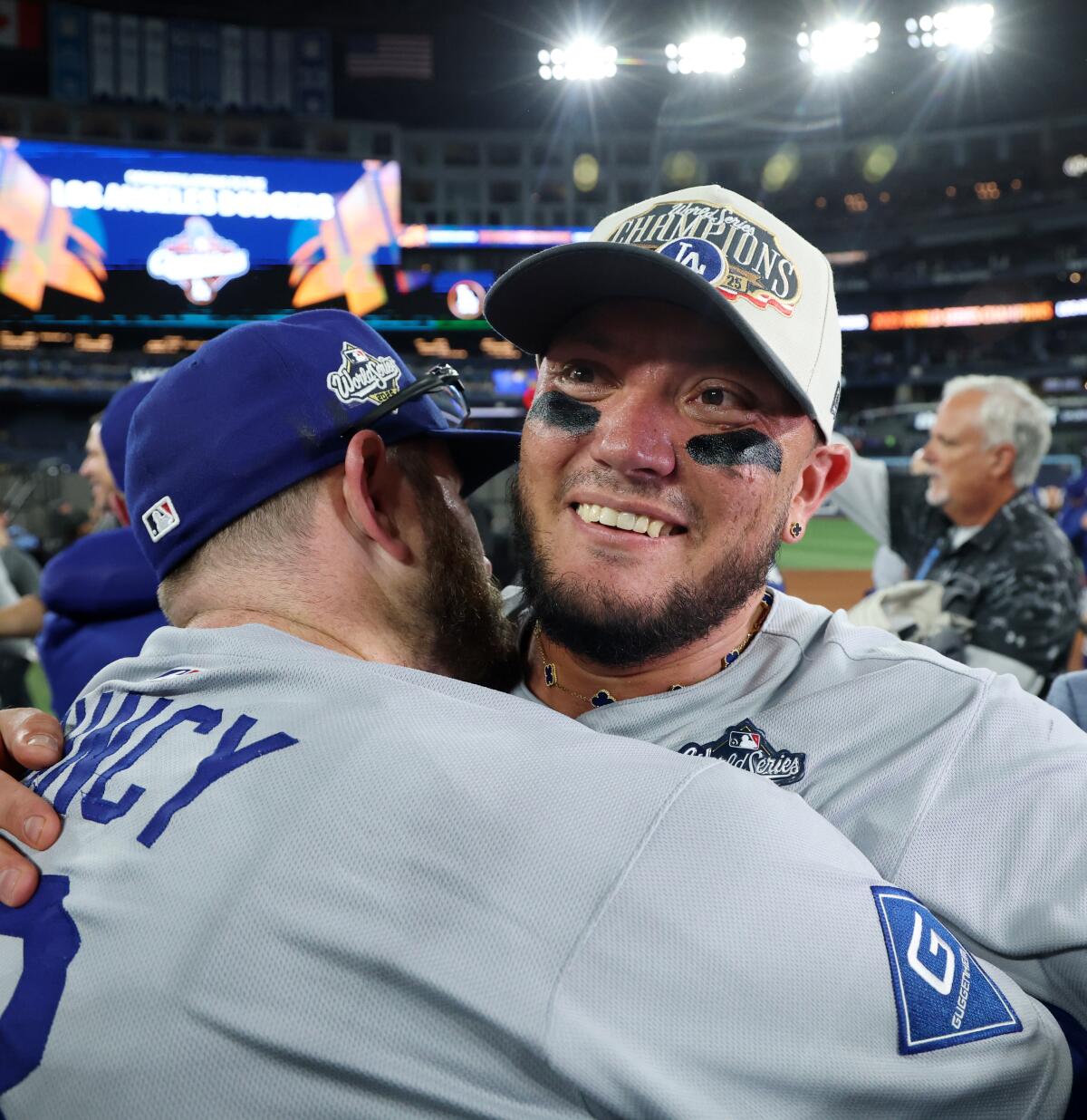 2025 World Series hero Miguel Rojas agrees to return to Dodgers - Los Angeles Times