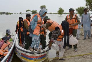 Rescatistas evacuan a residentes en barca desde una zona inundada en el distrito de Pakpattan, en la provincia de Punjab, Pakistán, el 23 de agosto de 2023. (AP Foto)
