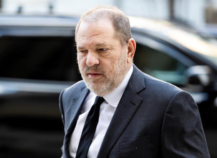El productor de cine estadounidense Harvey Weinstein (c), a su llegada a la Corte Penal de Manhattan, este viernes en Nueva York (Estados Unidos). EFE