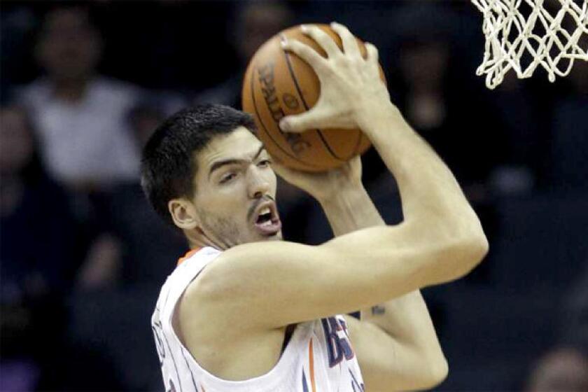 Center Byron Mullens and the Clippers reportedly have agreed to a two-year contract worth about $1 million per season.
