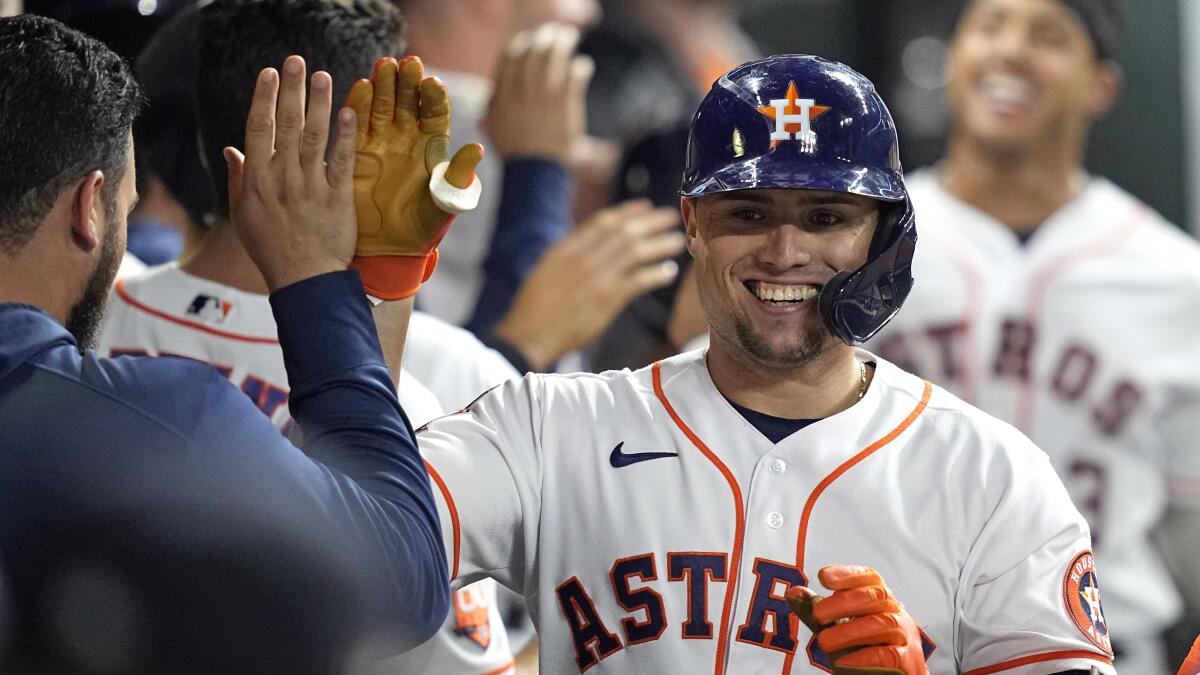 Díaz homers in 7th to break tie, Astros beat A's 5-2