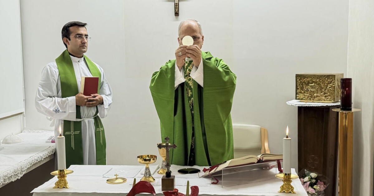 First Images Released Of Pope Leo Celebrating Mass At Hospital After Cancer Surgery - Beritaja First Images Released Of Pope Leo Celebrating Mass At Hospital After Cancer Surgery - Beritaja