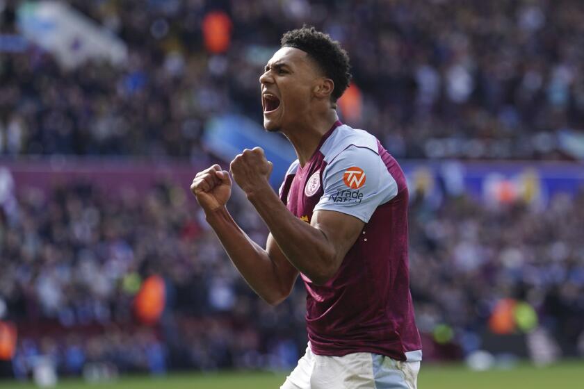 Ollie Watkins de Aston Villa celebra el gol de su compañero Moussa Diaby ante Bournemouth en la Liga Premier, el domingo 21 de abril de 2024. (David Davies/PA vía AP)