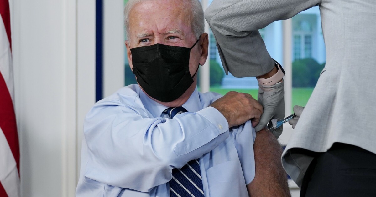 Biden y McConnell reciben vacuna de refuerzo contra el COVID
