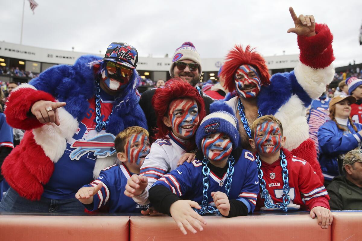 Buffalo Bills taraftarları, Coşkularını Orchard Park, NY'daki Highmark Stadyumu'nda gösteriyor