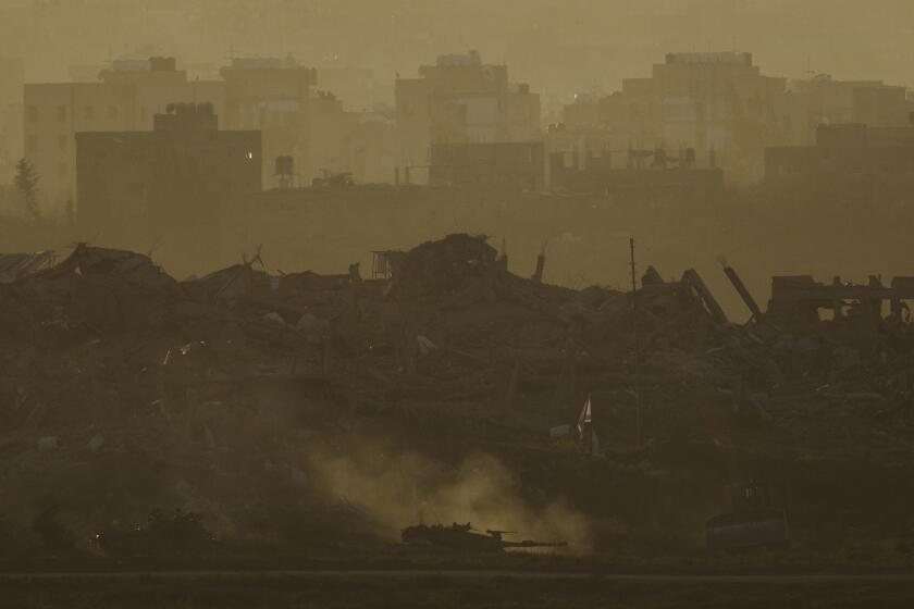 Un tanque del ejército israelí avanza por la Franja de Gaza, visto desde el sur de Israel, el 5 de marzo de 2024. (AP Foto/Leo Correa)
