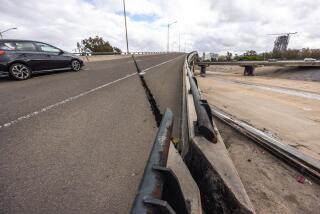 Fotografía cedida por el gobierno municipal de Tijuana muestra una grieta registrada en el puente 'El Chaparral'
