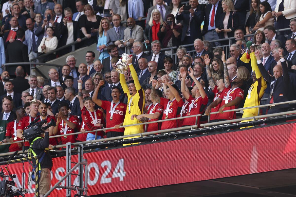 Los jugadores del Manchester United celebran con el trofeo tras ganar la final de la Copa FA 
