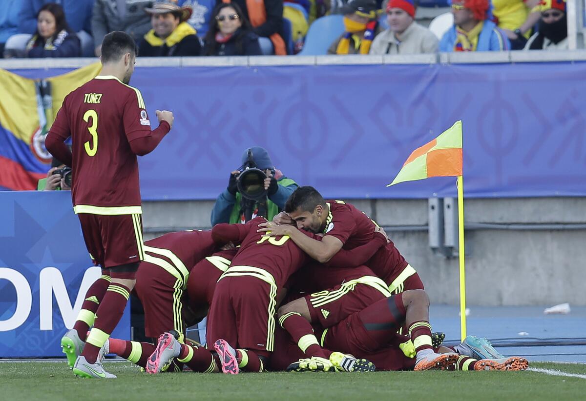 Los jugadores de Venezuela festejan el gol de José Rondón con el que vencieron a Colombia en la primera jornada del Grupo C en la Copa América.