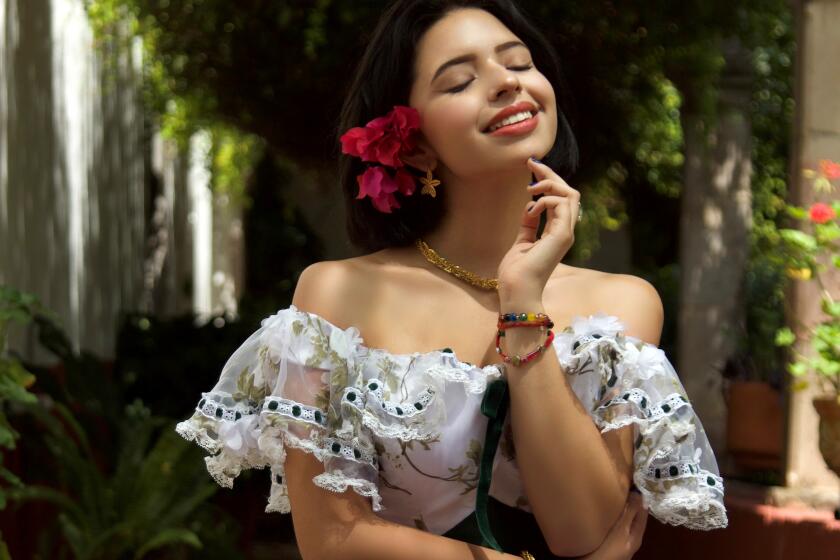 Ángela Aguilar llega con dos nominaciones y estará actuando en la ceremonia de la vigésima tercera entrega del Latin Grammy.