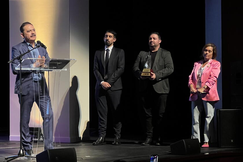 Mario Quintero recibiendo su premio en el evento de esta semana.