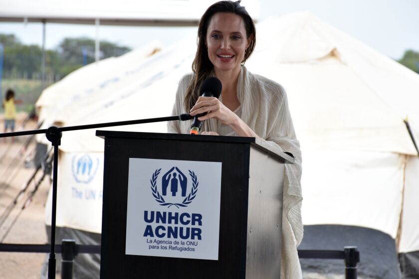 Angelina Jolie visita a los refugiados y desplazados internos en Burkina Faso
