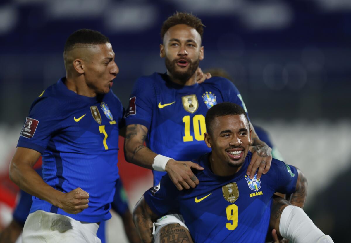 De izquierda a derecha, Richarlison, Neymar y Gabriel Jesús festejan un gol de la selección brasileña.