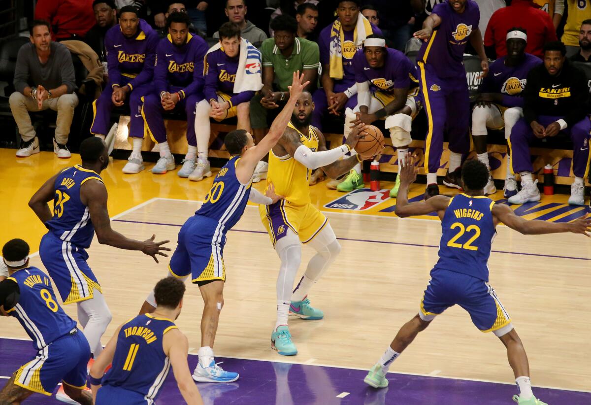 Stephen Curry leads Warriors past LeBron James and Lakers - The Washington  Post