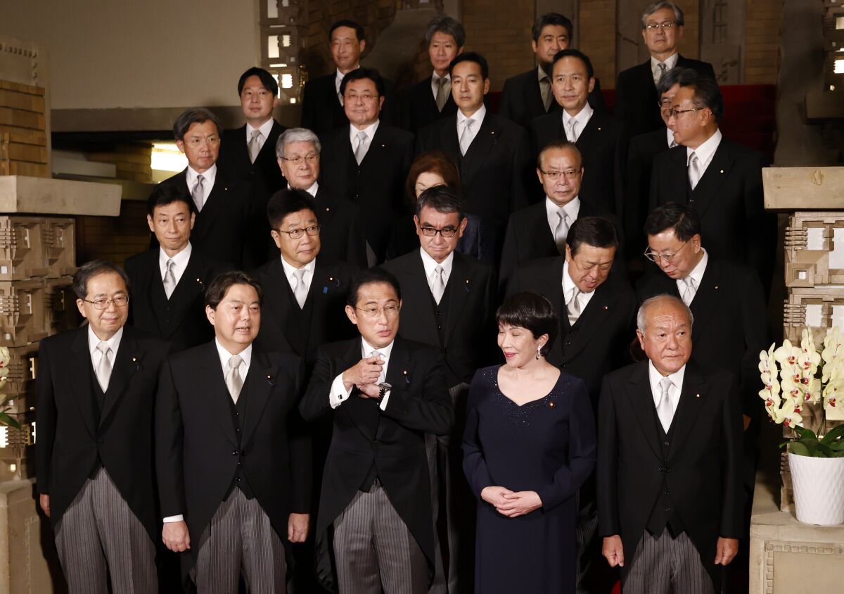 El primer ministro japonés Fumio Kishida, 1ra fila centro, y su gabinete posan para la foto oficial en la residencia de Kishida, miércoles 10 de agosto de 2022. (Issei Kato/Pool Photo via AP)