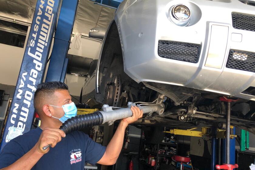 Salvador Escobar estableció su taller bajo el nombre R&S Motor Sport, localizado en la esquina de Lankershim y Saticoy.