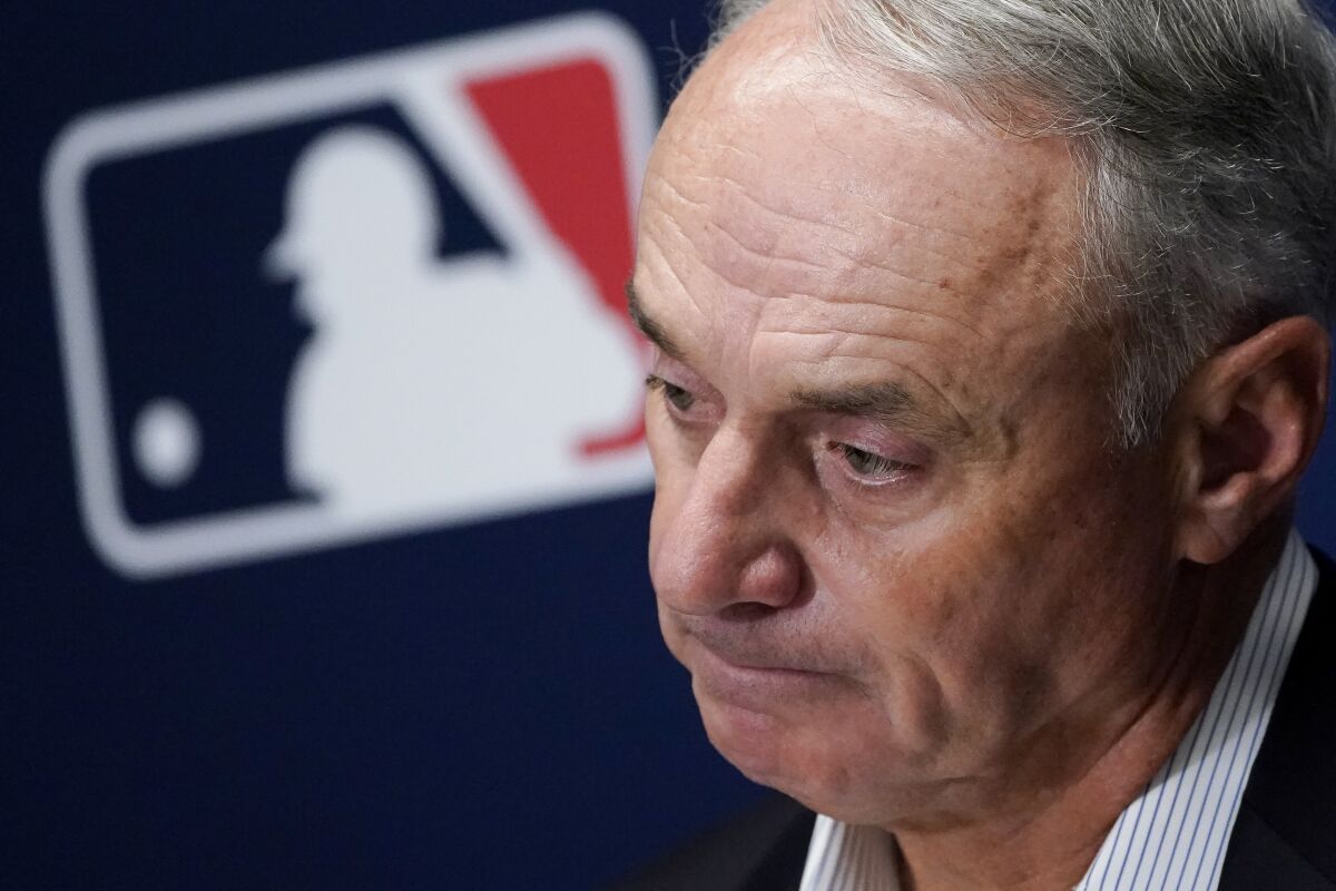 Major League Baseball Komiseri Rob Manfred Perşembe günü gazetecilere konuşuyor.