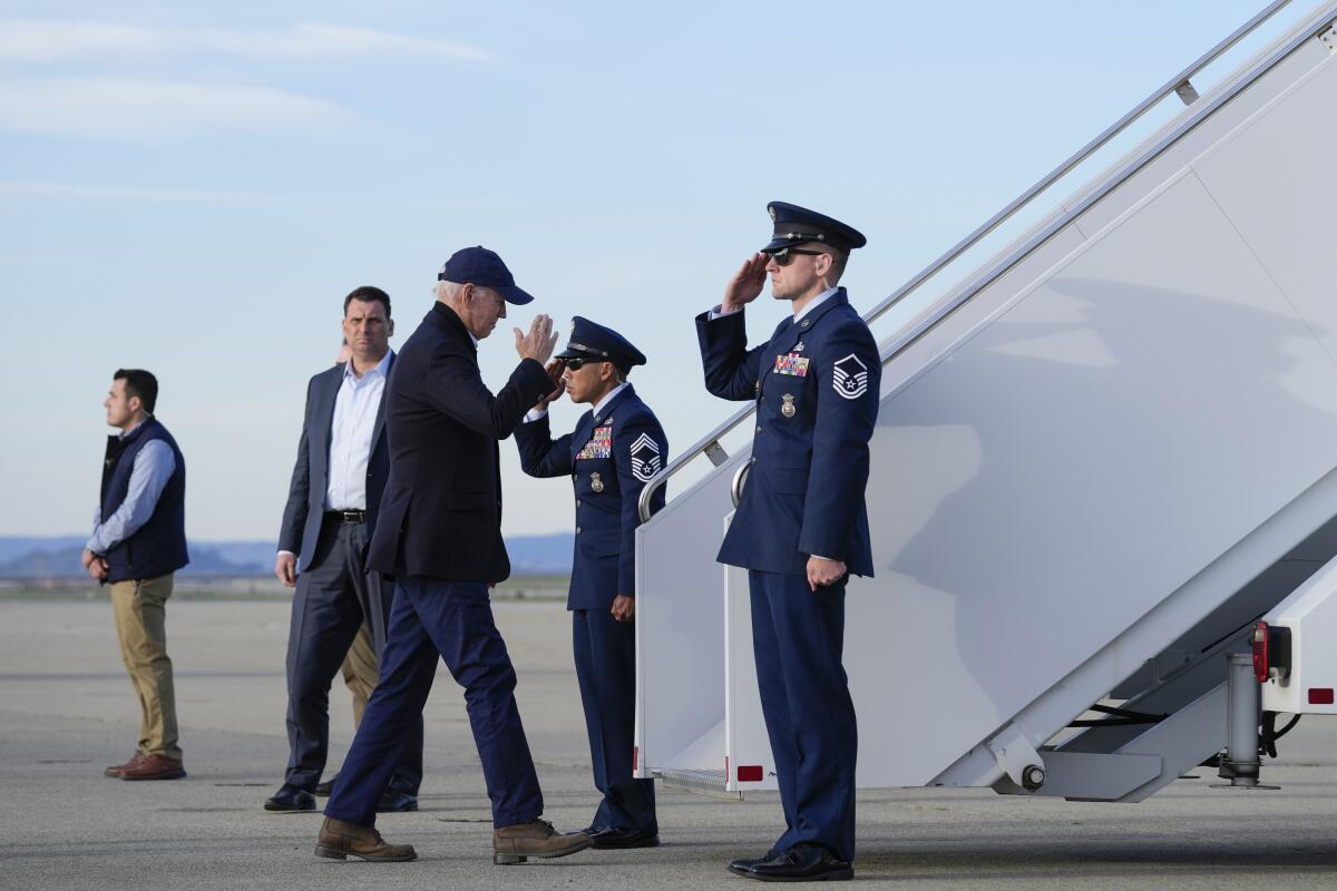 El presidente Joe Biden aborda el avión presidencial en el Aeródromo Federal Moffett 