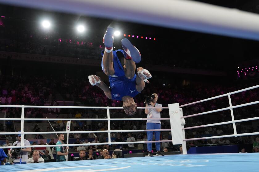 El cubano Erislandy Álvarez festeja su triunfo sobre el francés Sofiane Oumiha en la final de los superligeros del boxeo olímpico, el miércoles 7 de agosto de 2024, en París (AP Foto/Ariana Cubillos)