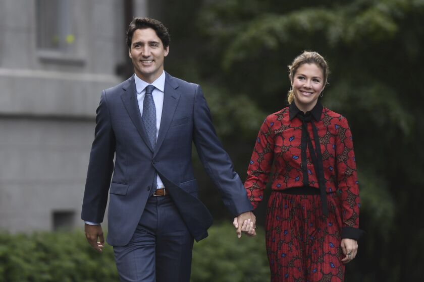 ARCHIVO - El primer ministro canadiense Justin Trudeau y su esposa, Sophie Gregoire Trudeau, llegan al Rideau Hall en Ottawa, Canadá, el 11 de septiembre de 2019. (Justin Tang/The Canadian Press via AP, Archivo)