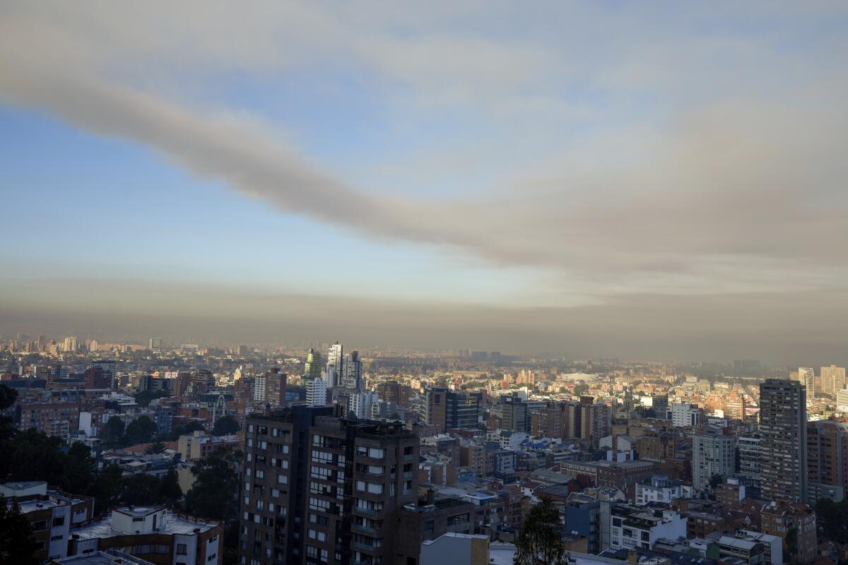 El humo de un incendio forestal se cierne sobre Bogotá, Colombia, el jueves 25 de enero de 2024. 