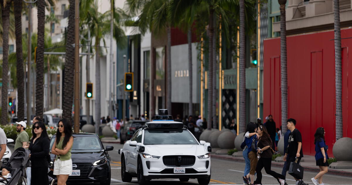 L.A. has more driverless cars, and more crashes. A look at the data