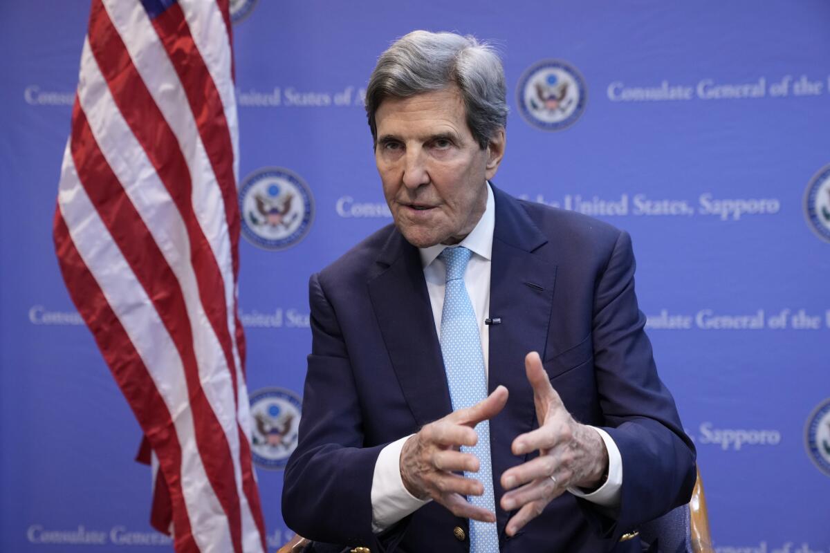 El enviado estadounidense para temas climáticos John Kerry en entrevista con la AP 