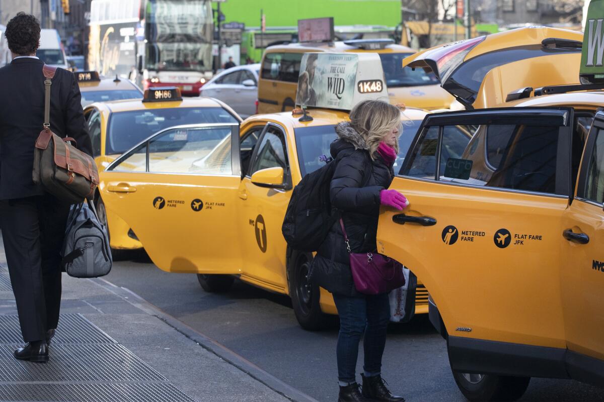 ARCHIVO - Una pasajera sube a un taxi en Nueva York, 29 de enero de 2020. 