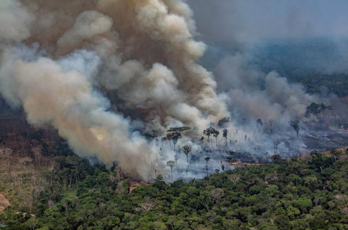 Oleadas de humo de incendios forestales en el municipio de Candeias do Jamari, cerca de Porto Velho, en el estado de Rondonia, en la cuenca del Amazonas, en el noroeste de Brasil, el mes pasado.