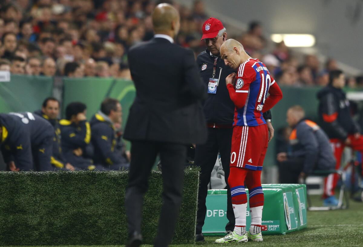 El jugador de Bayern Munich, Arjen Robben, se perderá los encuentros ante Barcelona tras lesionarse en las semifinales de la Copa de Alemania.