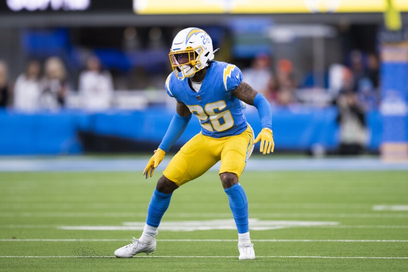 Le demi de coin des Chargers Asante Samuel Jr. suit un jeu contre les Broncos de Denver en janvier.