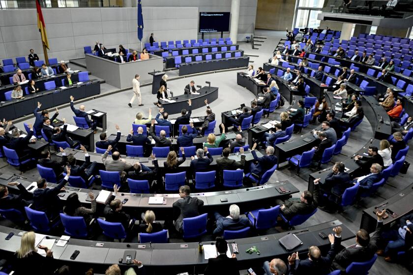 Miembros del Parlamento votan en la 164a. sesión del Bundestag, que es la cámara baja del Parlamento alemán, en Berlín, el viernes 12 de abril de 2024. (Britta Pedersen/dpa vía AP)