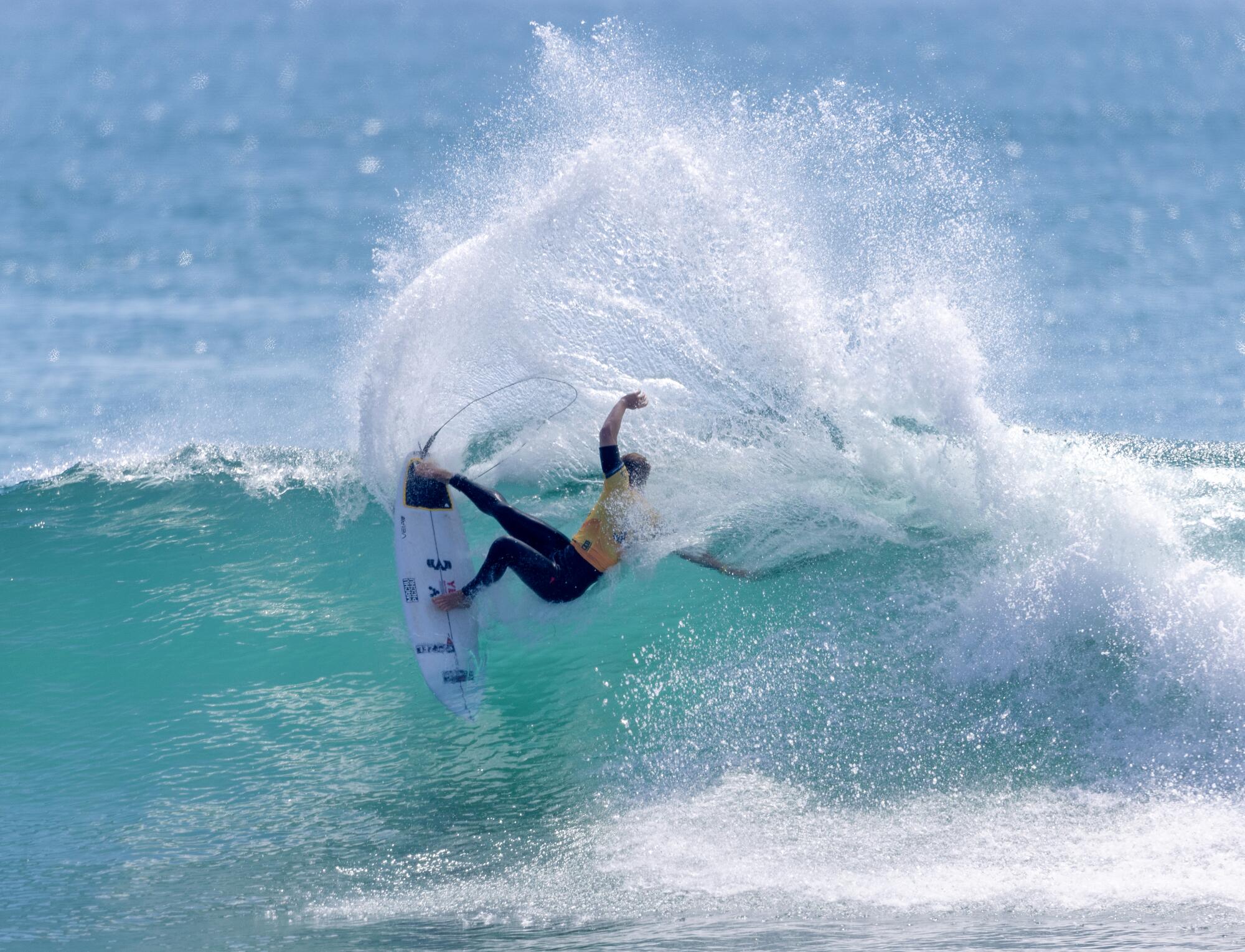  John John Florence of Hawaii performs a maneuver on a wave during his match with Brazilian Ítalo Ferreira.