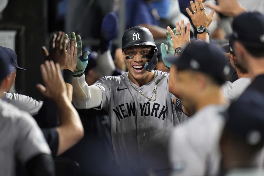 Aaron Judge, bateador designado de los Yankees de Nueva York, celebra tras conseguir el jonrón número 300 en su carrera, el miércoles 14 de agosto de 2024, ante los Medias Blancas de Chicago (AP Foto/Erin Hooley)