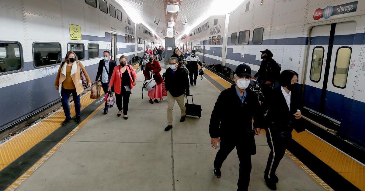 Comment les transports publics se comparent-ils au covoiturage pour les voyages à LAX ?