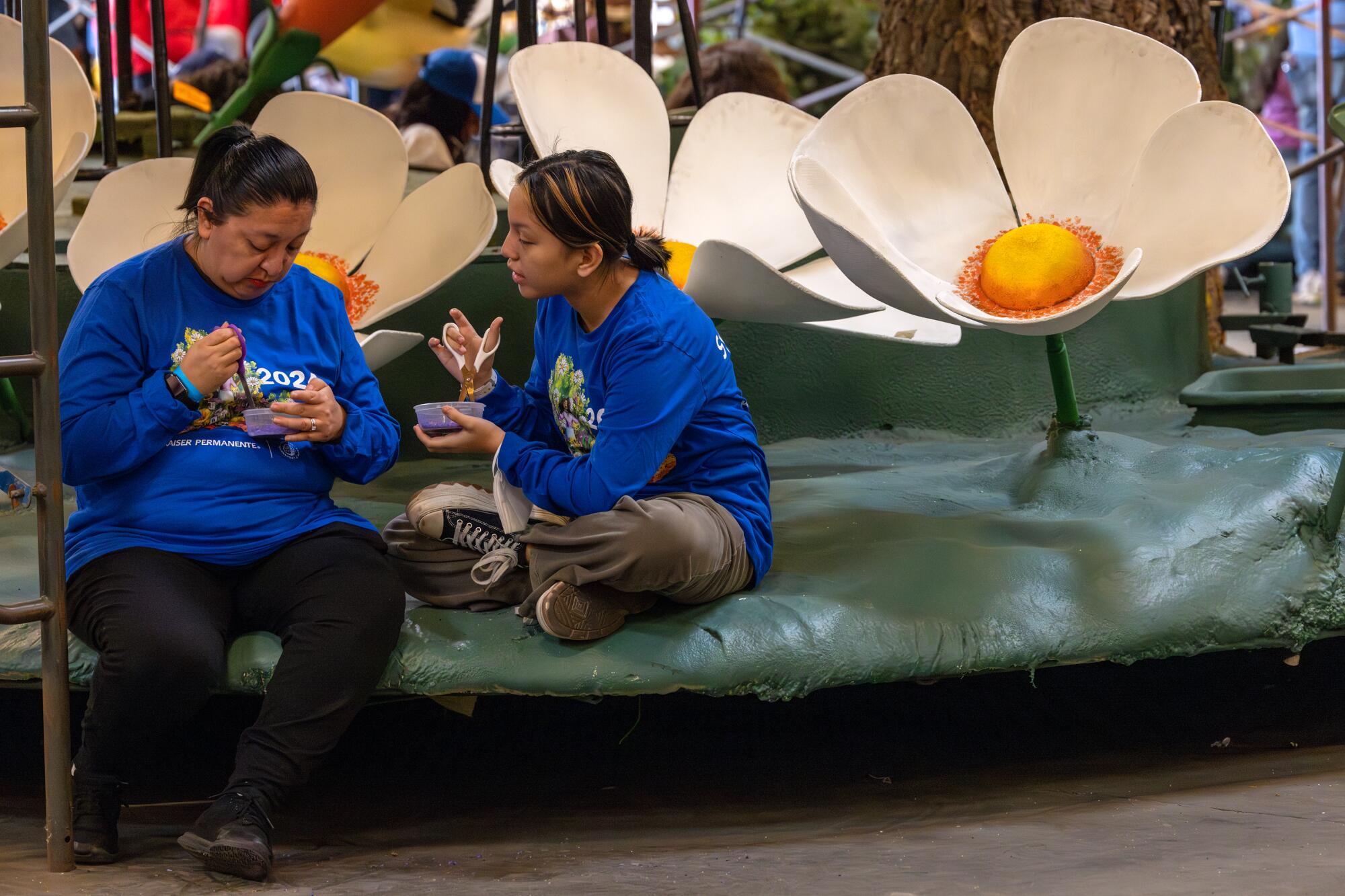 Photos Volunteers put final touches on 2024 Rose Parade floats Los