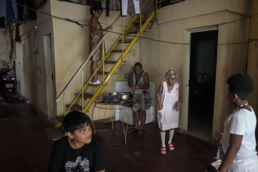 Los residentes soportan el calor durante un apagón masivo luego de que una importante planta eléctrica fallara en La Habana, Cuba, el sábado 19 de octubre de 2024. (Foto AP/Ramón Espinosa)