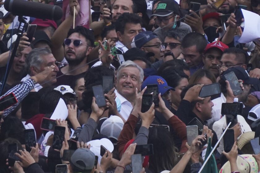 El presidente mexicano Andrés Manuel López Obrador llega a la principal plaza de la capital, el Zócalo, durante una marcha en apoyo a su administración, en Ciudad de México, el domingo 27 de noviembre de 2022. (AP Photo / Marco Ugarte)