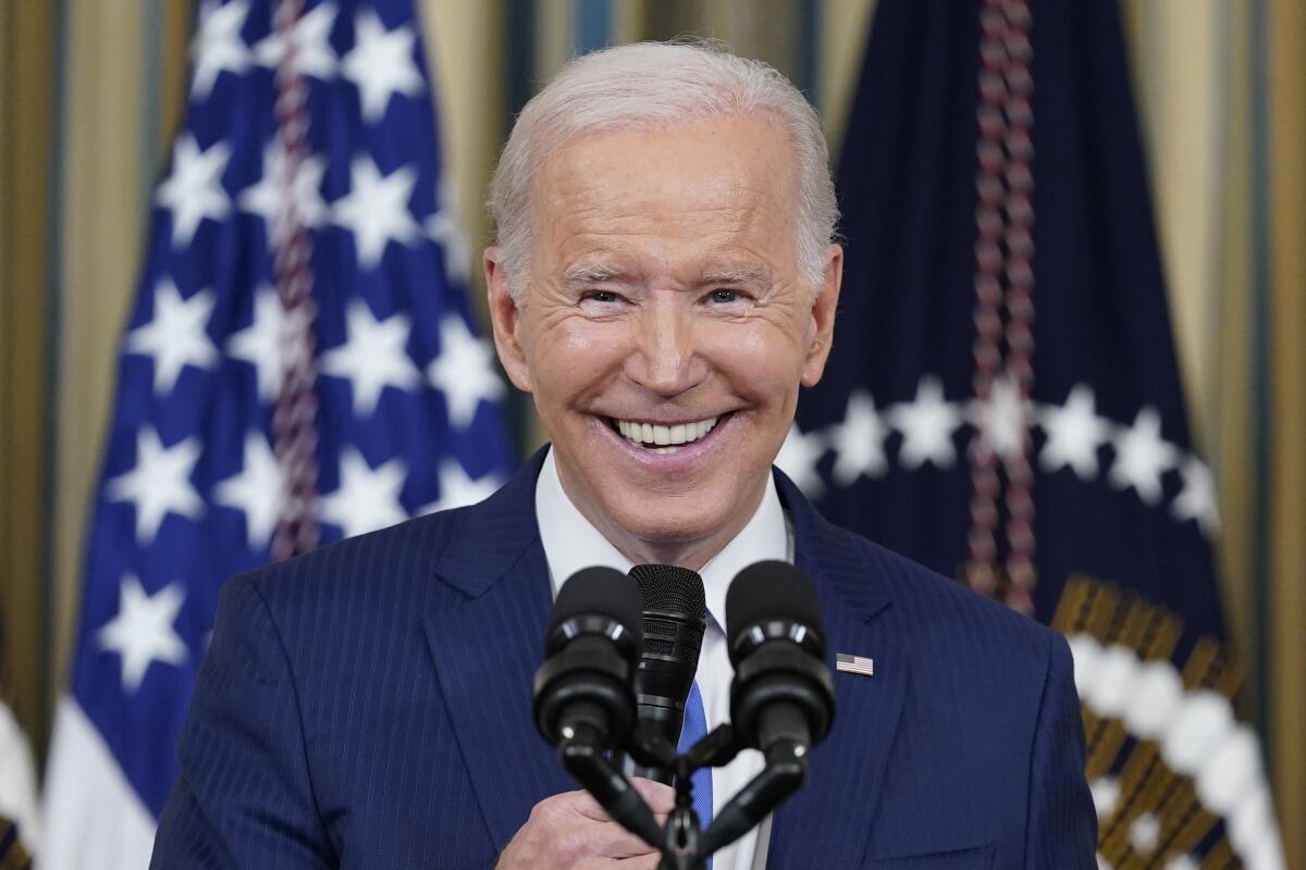 ARCHIVO - El presidente estadounidense Joe Biden sonríe durante un discurso en la Casa Blanca.
