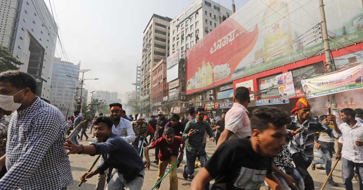 La police bangladaise arrête le chef de l’opposition au milieu de violences meurtrières