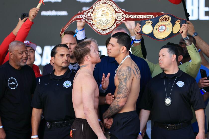 Canelo Álvarez (izq.) enfrenta a Edgar Berlanda en el T-Mobile Arena de Las Vegas, Nevada este sábado.