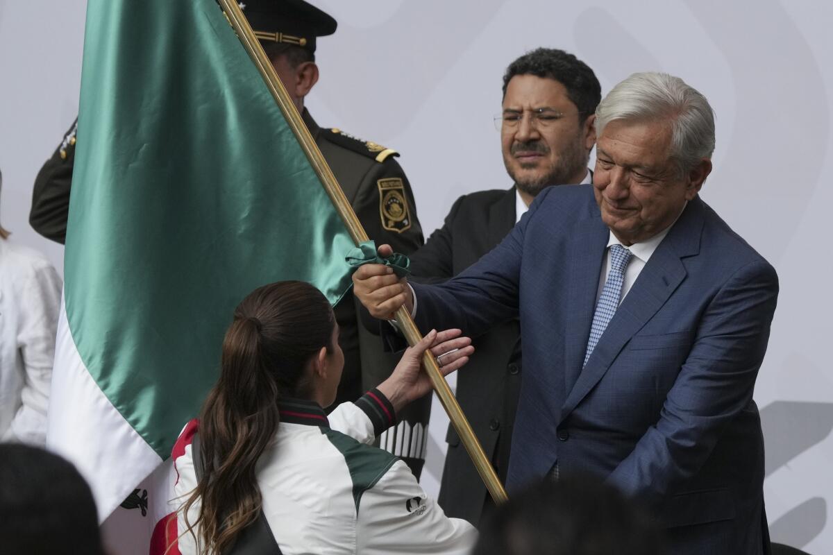 El presidente de 惭é虫颈肠辞, Andrés Manuel López Obrador, abandera a la clavadista Alejandra Orozco, 