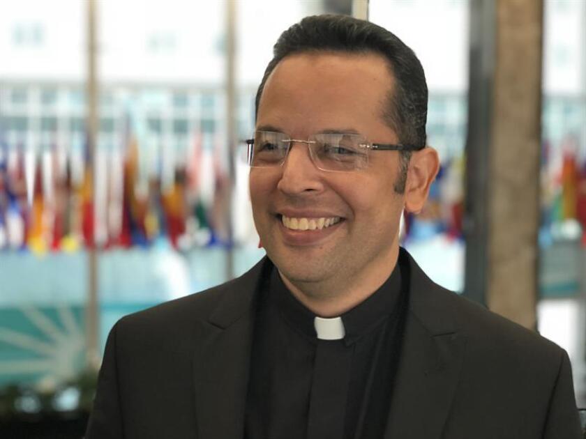 El sacerdote nicaragüense Raúl Zamora posa para Efe este 24 de julio de 2018, durante una entrevista en el Departamento de Estado de EE.UU., en Washington (EE.UU.). EFE