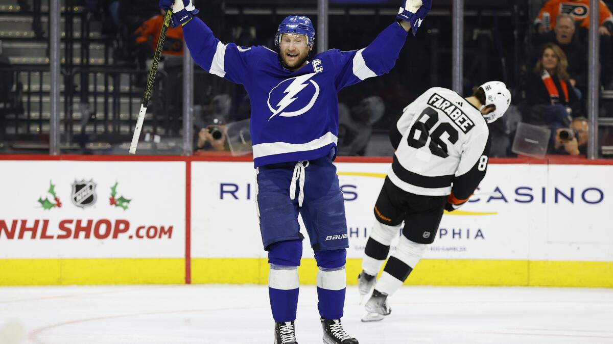 Ross Colton scores two goals, Lightning beat Blackhawks 5-2