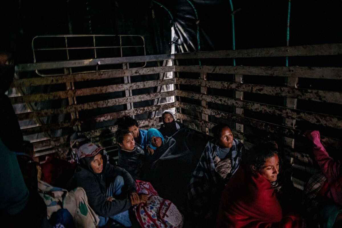 Los venezolanos evitan una noche fría y sin refugio haciendo autostop en la parte trasera de un camión de carga a través de una meseta helada. Algunos se ven obligados a permanecer de pie durante los 90 minutos del viaje por falta de espacio.