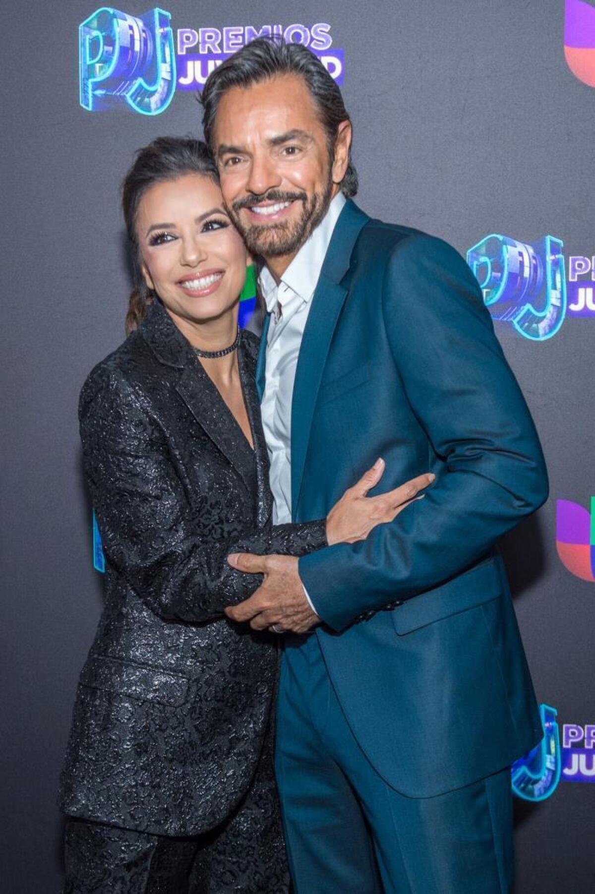 La actriz estadounidense Eva Longoria (i) y el actor mexicano Eugeno Derbez posan a su llegada el jueves, a los Premios Juventud 2019, en las instalaciones del Wastco Center, en Miami (EE.UU.). EFE/ Giorgio Viera