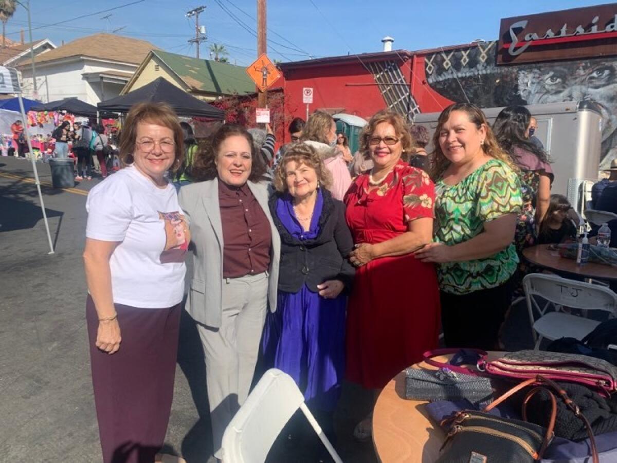 Miembros de la organización Abuelitos de Boyle Heights con la senadora estatal Maria Elena Durazo.