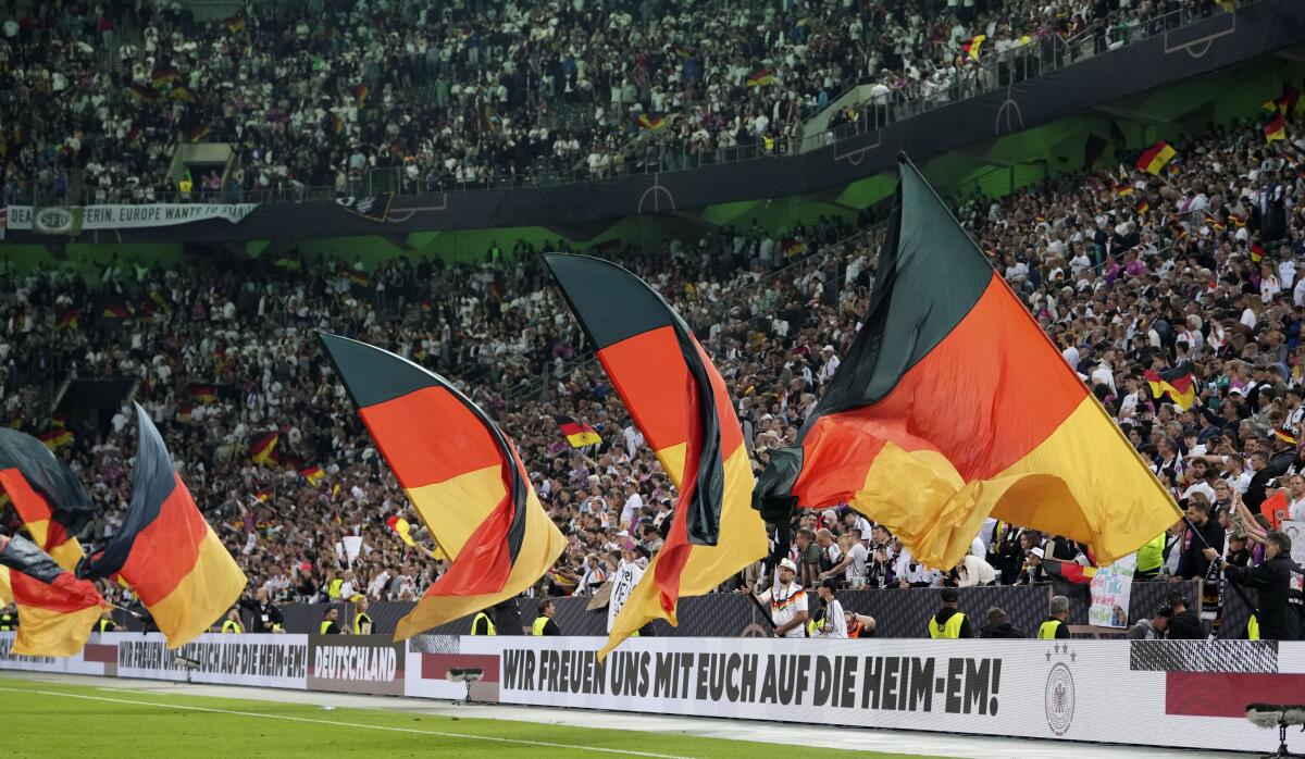 Aficionados ondean banderas alemanas durante el encuentro amistoso ante Grecia en el Borussia Park 