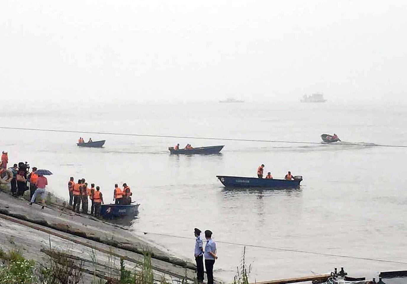 Passenger ship sinks in China